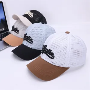 Détail de quatre casquettes de baseball en mesh respirant avec broderie Smile d'été