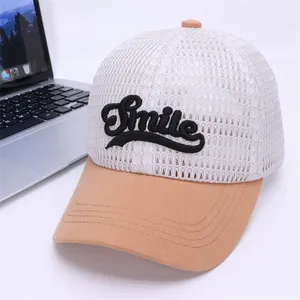 Détail de la casquette d'été en maille respirante avec broderie Smile et bord kaki