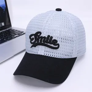 Détail de la broderie Smile sur une casquette de baseball d'été en mesh blanc respirant