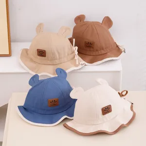 Détail de chapeaux bébé avec oreilles d'animaux 3D et écusson Lucky en cuir souple
