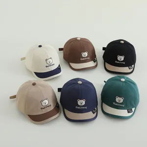Detailansicht bunter Baby-Baseballmützen mit süßer Bärenstickerei und verstellbaren Trägern
