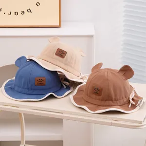 Chapeaux de soleil enfants avec sourire, oreilles et cordons coupe-vent colorés