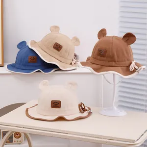 Détail du chapeau bébé avec patch Lucky smiley, oreilles d'ours et quatre couleurs