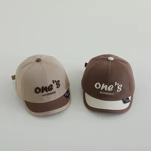 Gorra de béisbol infantil con bordado ONE en lona de patchwork caqui y marrón