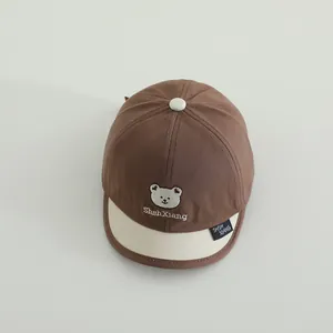 Detailansicht der Baby-Baseballkappe mit Bärenstickerei und weichem Kontrastschirm