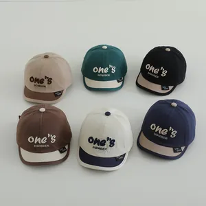 Muestra de gorras de béisbol de algodón con letras bordadas en seis colores variados