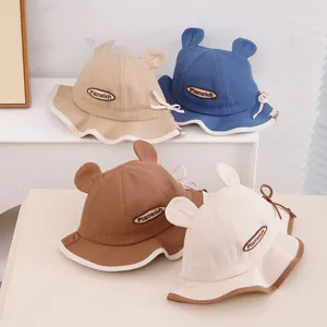 Détail de chapeaux bébé en quatre couleurs avec oreilles d'animaux 3D et sergé de coton