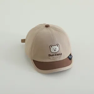 Detail der Kinder-Baseballkappe mit Bärenstickerei und zweifarbigem khakibraunem Design