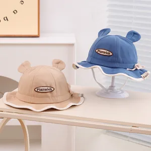Chapeau de soleil pour bébé avec oreilles d'ours et cordon en beige et bleu