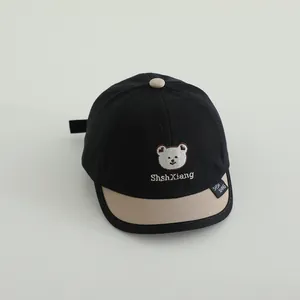 Detail der Baby-Baseballkappe mit weißer Bärenstickerei und Kontrast-Kurzschirm