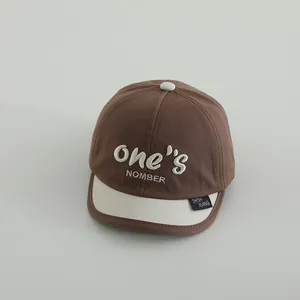 Detalle de la gorra de béisbol de algodón para bebé con bordado 3D y visera suave vintage