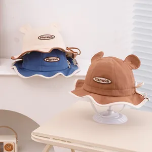 Détails de chapeaux de soleil pour bébé en crème, bleu et marron avec oreilles mignonnes