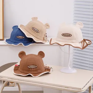 Détails de chapeaux de soleil pour bébé avec oreilles d'ours et bords festonnés élégants