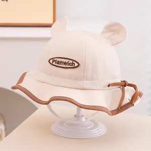 Détail du chapeau soleil avec oreilles d'ours, écusson Planwich et jugulaire