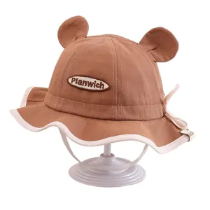 Chapeau de soleil marron pour bébé avec oreilles d'ours et bord ondulé pour les tout-petits
