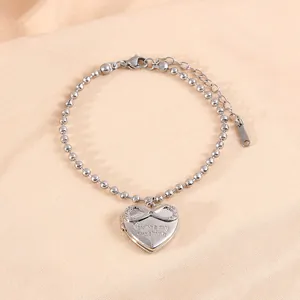 Détail du médaillon coeur en argent avec symbole infini et gravure You are my sunshine