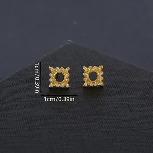 Square geometric gold-plated earrings with pavé zircon stones in 1cm size