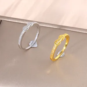 Bagues élégantes en or et argent avec symbole infini et zircons sur présentoir