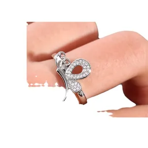 Elegante anello a farfalla con zirconi micro-pavé in metallo argentato da donna