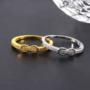 Bagues élégantes infini or et argent avec micro-pavage en zircone sur fond sombre