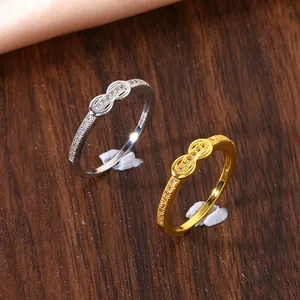Vue macro de bagues infini en or et argent avec pavé de micro-oxydes de zirconium