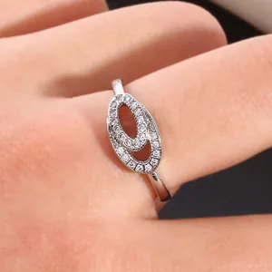 Vista macro dell'anello argento a doppio ovale con zirconi micropavé sul dito