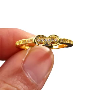 Bague infini dorée avec micro-pavage en oxyde de zirconium pour femme sur fond blanc