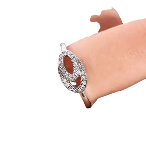 Anello a doppio ovale in rame con micro-pavé di zirconi sul dito con finitura argento