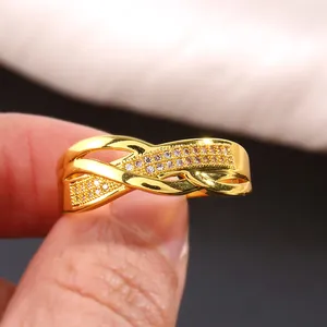 Bague double couche dorée élégante ornée de zircons pavés sur un anneau tressé