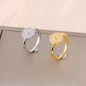 Anillo de cobre de lujo con pavé de circonitas redondas en acabados oro y plata
