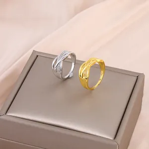Détail macro de bagues à nœuds dorées et argentées avec oxydes de zirconium sur une boîte à bijoux