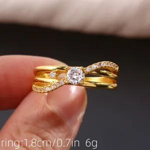 Detailopname van een drielaagse ring met zirkonia en een diameter van 1,8 cm