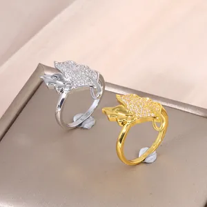 Elegante esdoornblad ringen in goud en zilver met micro-ingelegde zirkonia accenten