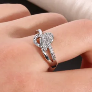 Bague croisée en argent avec un cœur en zircone micro-pavé et finition polie