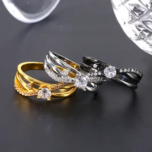 Driekleurige golvende infinity ringen met zirkonia pavé in goud, zilver en zwart