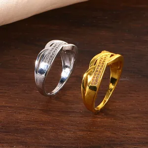 Bagues d'infinité élégantes à double couche serties de zircons en finitions argent et or