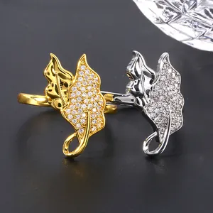 Elegante gouden en zilveren esdoornblad ringen met micro-zirkonia op zwarte basis