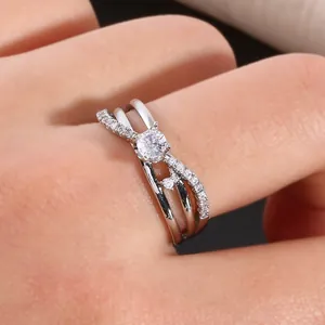 Elegante zilveren oneindigheidsring met drie lagen en een centrale zirkonia steen