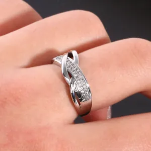 Vue détaillée d'une bague double infini avec zircons sertis sur un anneau en argent