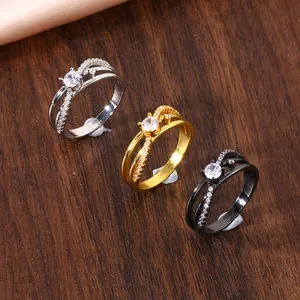 Detail van driekleurige zirkonia ringen in zilver goud en zwart afwerking