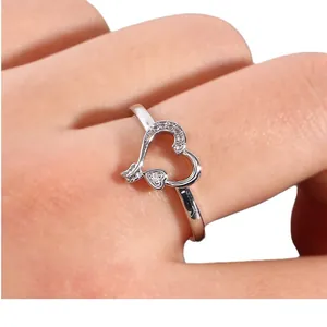 Anello doppia fascia a cuore color argento con zirconi rosa brillanti da donna