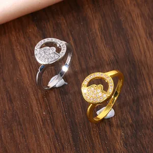 Nahaufnahme der Sonnen- und Mondringe in Gold und Silber mit Mikropavé-Zirkonia-Inlay