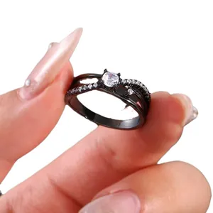 Zwarte koperen ring met oneindig design en micro-ingelegde witte zirkoonstenen voor dames