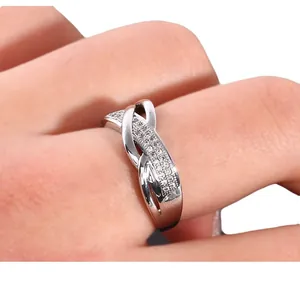 Bague double couche croisée en argent avec micro-pavage de pierres en zircone