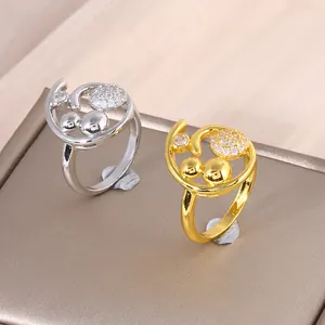 Moderne goud en zilver golfringen met ingelegde zirkonia en gepolijste metalen kralen