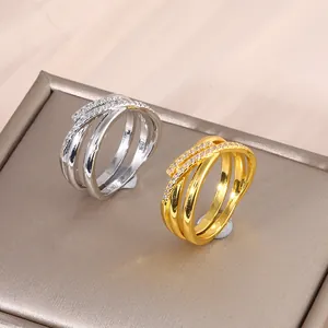 Bagues croisées multicouches en cuivre avec zircons en finitions or et argent