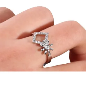 Anello floreale geometrico in argento con zirconi indossato sulla mano per un look di lusso