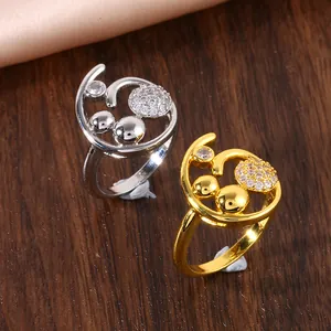 Detailopname van gouden en zilveren ringen met micro-pave zirkoon Mickey-silhouet