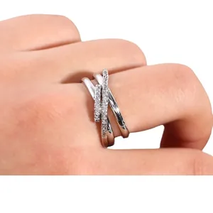 Bague infinie croisée en argent avec micro-pavage de zircone sur la main d'un modèle