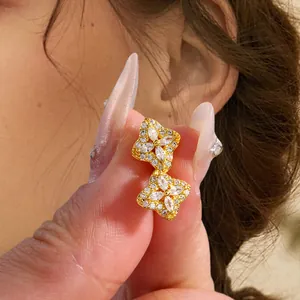 Boucles d'oreilles trèfle en cuivre doré avec micro-pavage de zircons et design chic